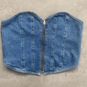 Jeanskorsett - En superfin jeanskorsett ifrån Gina. Har tyvärr inte kommit till användning så lappen är fortfarande kvar! Är i storlek M men skulle säga att den passar S också. I prima skick🤗💕 hör av dig vid funderingar eller bilder på. Kan gå ner i pris vid snabb affär