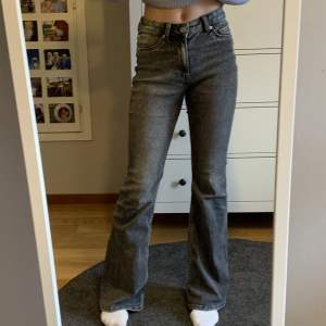 Gråa jeans från H&M i storlek 34. Bra skick men säljer då de inte kommer till användning. Jag är 160 cm. Köparen står för frakten. 😊💕