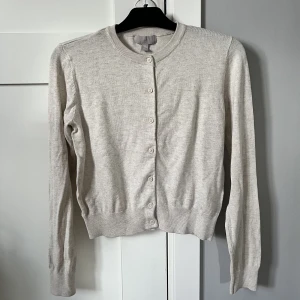 Kofta  - Säljer denna finstickade koftan i bra skick från h&m, originalpris 179kr ❣️ (slutsåld) 