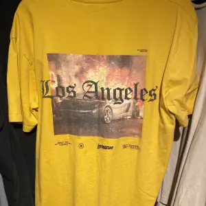 En gul t-shirt strlk (M) Oversized