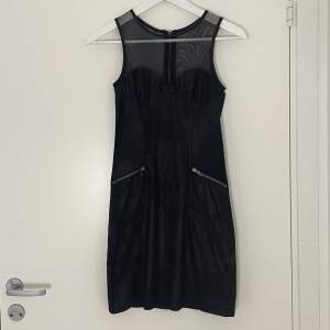 En cool svart figursydd klänning från H&M divided. Den har dragkedja bak och dragkedjorna vid fickorna är öppningsbara vilket gör det till en ultimat festival- eller festklänning! 