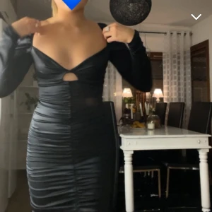 satin klänning  - Säljer denna skitsnygga svarta satinklänning som sitter perfekt på. Den är helt oanvänd men prislappen är borta. Säljer pga att den ej kommer till användning. Säljer för 200kr (nypris 499kr)