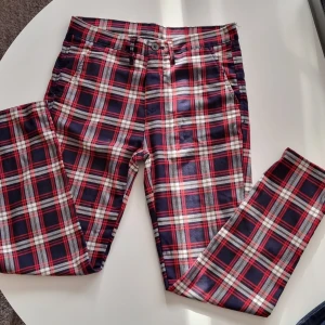 Byxa  - Rutig byxa, beg men sparsamt använda och i gott skick