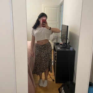 Midikjol - Midikjol med slits och leopardmönster från newyorker i st 34