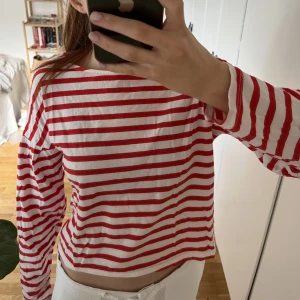 Randig tröja - Fin randig långärmad tröja från ginatricot, storlek s. Köpare står för frakt❤️