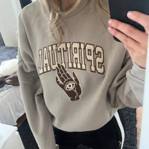 Beige sweatshirt från Madlady. Är ej använd och kommer ej till användning. Nypris ca 550kr 🤎