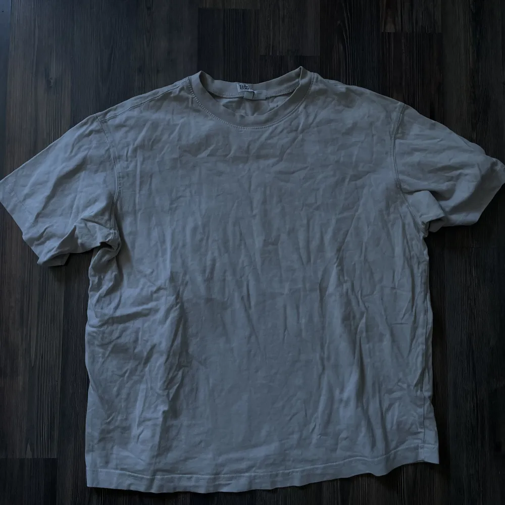 En beige t-shirt från H&M divided . T-shirts.