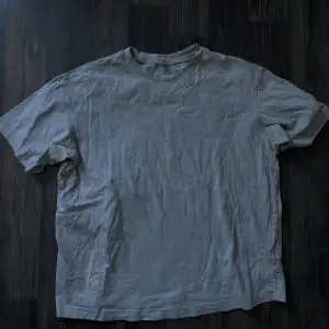 En beige t-shirt från H&M divided 