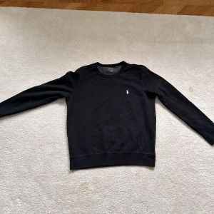 Ralph Lauren tröja  - En svart Ralph Lauren tröja. 