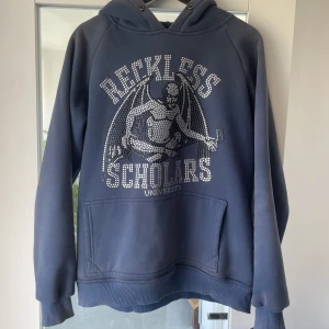 Reckless schoolars hoodie - Säljer min reckless hoodie då den inte kommer till användning. Den är i bra skick men är lite solblekt och därav bra pris!