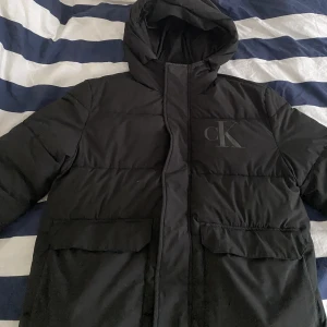 Calvin Klein jacka herr - Använd fåtal gånger, Ord pris 3 000 kr. Väldigt skön och varm vinter jacka. 