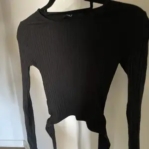 Säljer denna tröja fån Gina som inte kommer till användning, man knyter bak i ryggen 