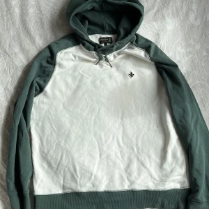 Morrishoodie  - Köptes 2022  Använt 2 gånger skick 9/10  Hoodie från morris som sitter lite slim.   Storleken är medium sitter som small