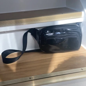 Svart/lack midjeväska  - En bra svart/lack midjeväska jag har använt den 3 gånger för ett par år sedan. Skriv gärna om ni är intresserade och vill ha flera bilder 🫶🏼