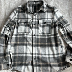 Overshirt från hm - Köpte 2021 Använd rätt mycket men har inga skavanker! Skick 8/10  Regular fit storlek M   