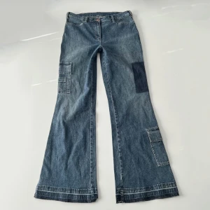 Baggy jeans - Baggy / bootcut cargojeans. Midjemått: 78 cm, stretchig. Innerbenslängd: 78 cm. Passar S/M. Hon på bilderna är 161 cm. Inga defekter. Skriv privat för mer bilder! 🖤 