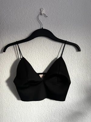 Svart topp - Fin svart topp från HM. Lite trasig på sidan men går lätt att laga