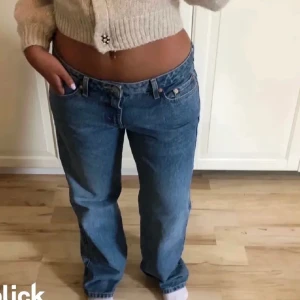 Weekday arrow jeans  - Säljer dessa jeans från weekday i modellen arrow i både mörkblått, ljusblått och svart! Säljer då jag inte använder dem längre. Alla är i storlek: 27 W/32 L. Små defekter men inte speciellt synligt. Nypris: 590k kr styck!💞130 styck nu. BARA SVARTA KVAR!