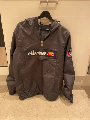 Ellesse vindjacka - Blå ellesse vind jacka. Passa tyvärr inte mig. Legat i garderoben senaste åren. Knappt använd . Skick: nästa som ny 9/10. Storlek M