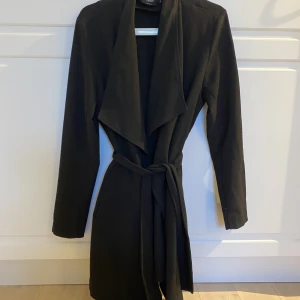 Svart jacka - Höstjacka/kappa från Only. Ganska tunn i tyget så den passar perfekt för sena sommarkvällar och kalla vår/höstdagar. Använd måttligt men väldigt fräsch! Nytvättad vid utskick.