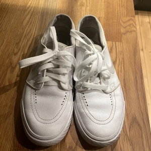 Nike sb Stefan janoski (White out) - Säljer ett par Nike sb i storlek 42. Dom är mycket fräscha men använda ett par gånger. Deadstock