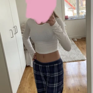 Croppade långärmade tröjor - Jag säljer dessa croppade långärmade tröjorna från even and odd, som knappt kommer till användning. De kostar 70kr styck och köparen står för frakt. 