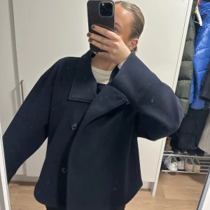 Slutsåld marinblå jacka - Slutsåld marinblå ”short felt jacket” i nyskick från Gina Tricot. Storlek L men mer som en M, passar mig som är 170 och vanligtvis har S/M. Köpt för någon vecka sedan men använd ungefär tre gånger så finns inga tecken på användning 😇