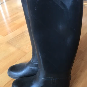 Ridstövlar ELT - Svarta ridstövlar ELT storlek 38, smala i vaden. Obetydligt använda. 