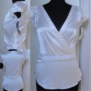Chic snygg vit satin blus  - (kan ej visa fler bilder eller hur den ser ut på) storlek S, helt ny oanvänd. möts i stockholm eller fraktar 🖤