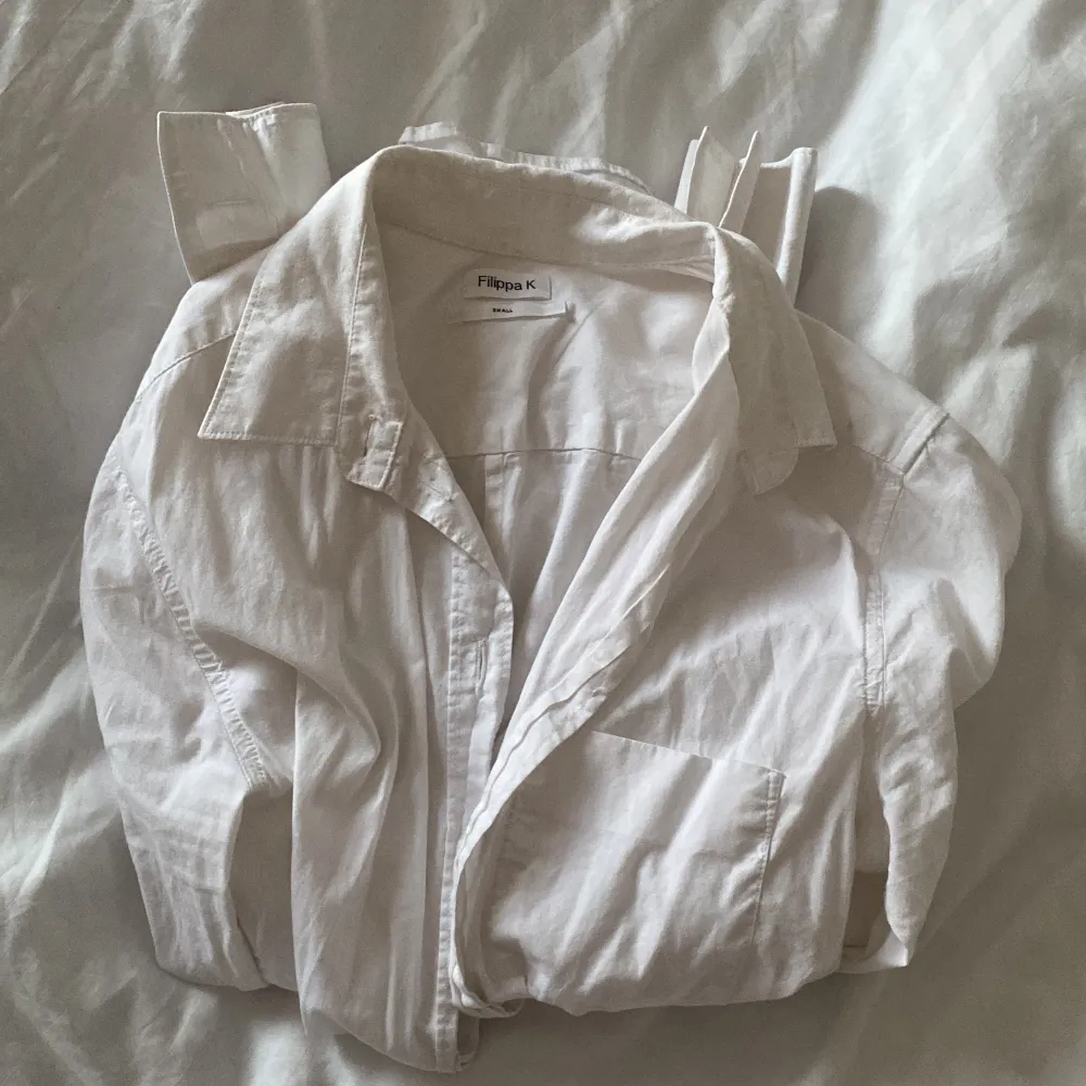 Vit skjorta från Filippa K, knappt använd därav säljs. Köpare står för frakt . Skjortor.