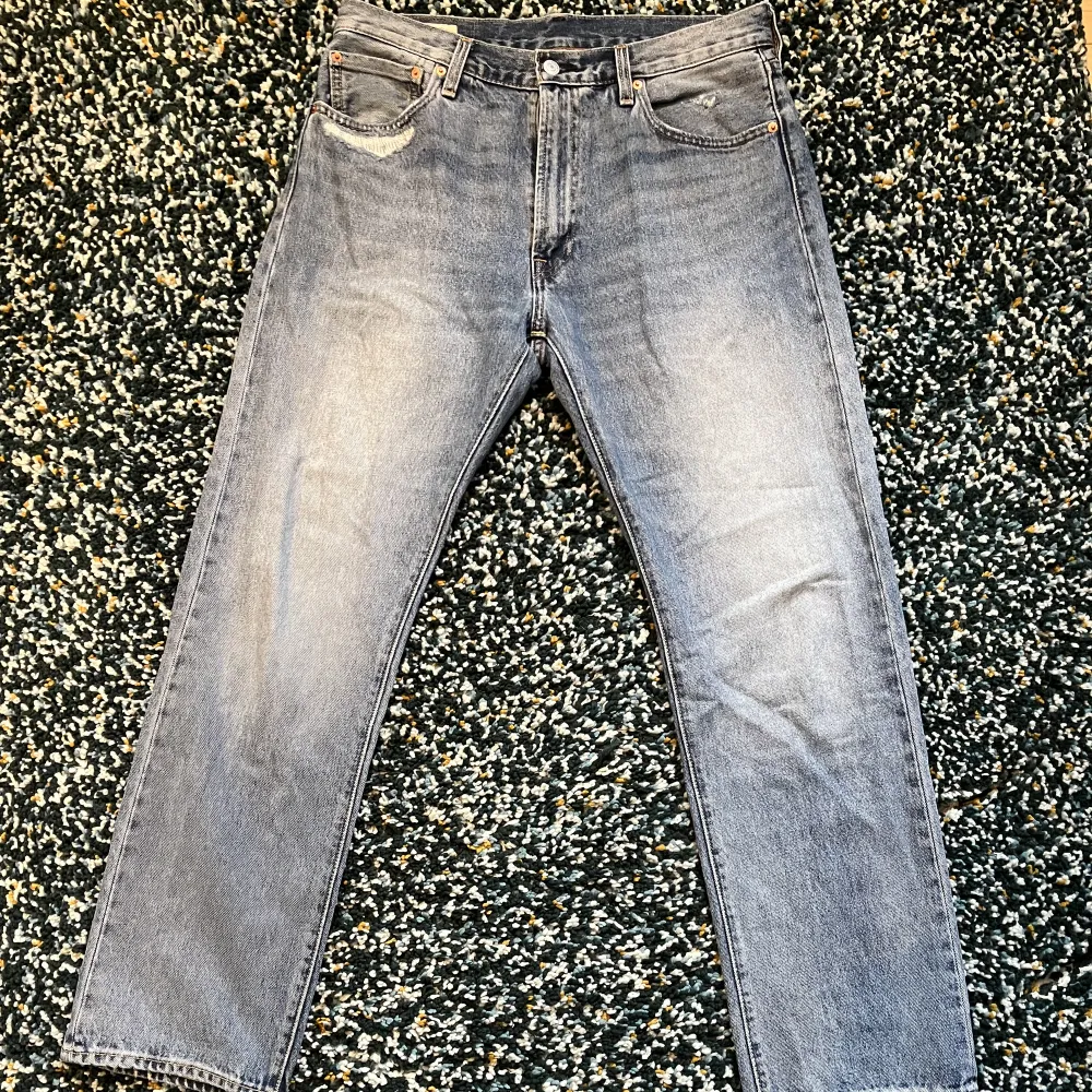 Köpte dessa jeans på carlings, för ett litet tag tillbaka, men har växt ur dem så säljer dem nu. De är i ett bra skick och är inte slitna.. Jeans & Byxor.