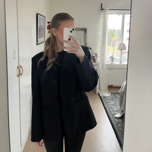 Svart kavaj - Svart kavaj i braskick. Kavajen är helsvart och passar till allt. 