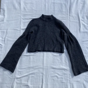Stickad tröja med vida ärmar - Snygg stickad tröja med vida ärmar. Sökes pga inte min stil. Bra skick bara liite nopprig men det går att ta bort.