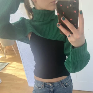 Stickad tröja - Grön stickad tröja. Använd typ 2 gånger💕
