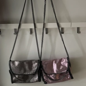 Väska - Säljer dessa två väskor, 1 väska kostar 150kr och 2 väskor kostar 250kr! Knappt använda och är i ny skick🫶🏽