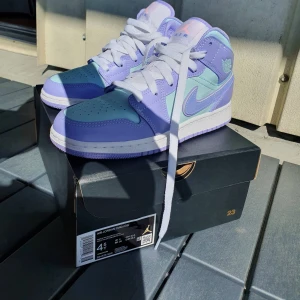 Air Jordan 1  - Använt ca 5 ggr. Det står 36,5 på lådan men passar som 37. Skickar föer bilder vid önskemål💓