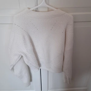 En vit stickad tröja  - Har andvents några gåger men är i fint skick  skriv till mig om ni har några frågor och funderingar på plagget