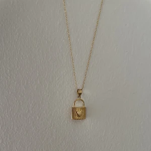 Safira halsband - Halsband från Safira. Finns små tecken på användning men annars i bra skick! 