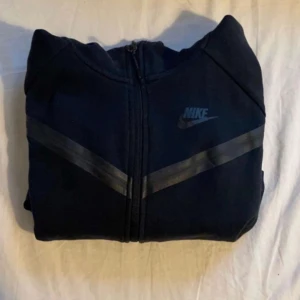 Nike tech fleece zip hoodie - Inte så använd, skicket är jätte bra men se bild 2. Därav priset. Dam modell så nypris 1349kr. Strl xs men skulle säga att den passar S oxå. Skriv för fler bilder eller frågor❤️