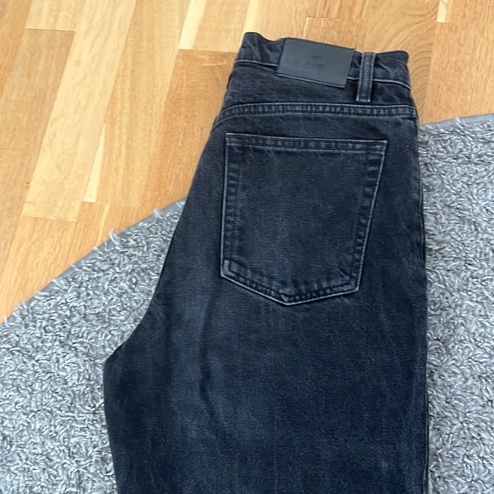 Ett par svarta skitsnygga Nelly jeans som sitter perfekt, de är lite längre i modellen så passar även längre tjejer❤️Jag har vanligtvis 36 i storlek men 34 blev bra, annars var de för stora i både midjan och passformen. Originalpris 500-600 kr❤️. Jeans & Byxor.