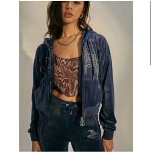 Juicy Couture set - Säljer mitt blåa Juicy Couture set som knappt är använt. Hoodien är i storlek S och byxorna i XS. Hela setet för 500kr🥰🥰