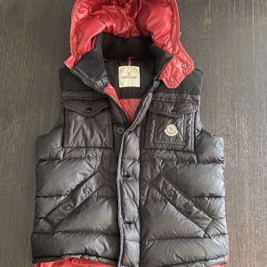 Moncler väst  - Hej nu säljer jag min jättefina moncler väst. Västen är endast använd ett fåtal gånger. Storlek 3 vilket motsvarar M. Köpt för 3400, mitt pris: 2200. Kan frakta spårbart eller mötas upp i Stockholm. Hör av dig vid minsta fundering!👊🏼