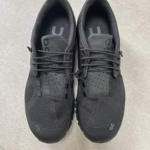 Helt nya svarta On Cloud skor i storlek 38,5. Små i storleken.