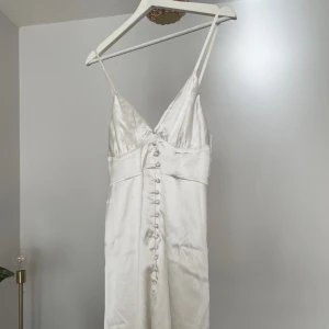 Satin klänning - Super bekväm satinklänning ifrån nelly, använd 1 gång  