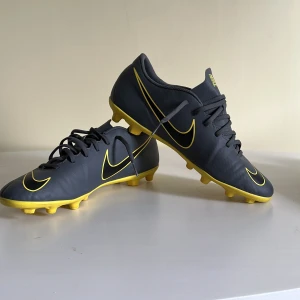 Nike fotbollsskor - Säljer nu ett par Nike fotbollsskor som heter Nike mercurial. Storlek 44 EU. Priset ligger på 400kr men priset kan diskuteras vid snabbaffär 