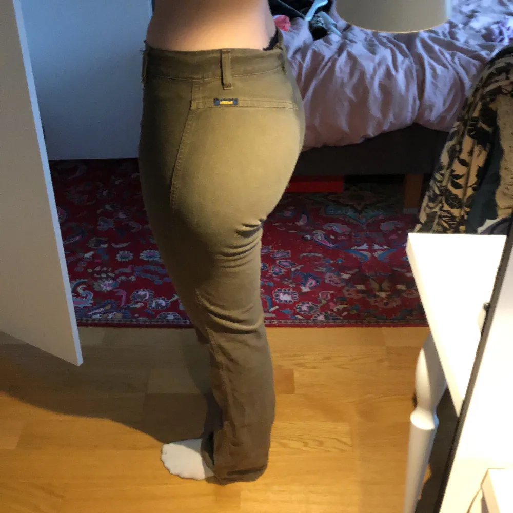 Så fina bruna bootcut jeans från gul&blå, är 173 cm lång och har en storlek 38/40 som referens. Pris 180 kr + frakt 🫶🏼. Jeans & Byxor.