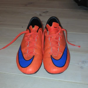 Nike Fotbollsskor  - Säljer fotbollsskor i bra skick. Storlek 35. Pris: 200. Frakt via postnord betalas av köparen.