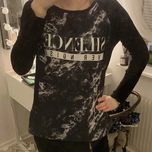 Tröja  - Långärmad tröja med tryck. Använt men fint skick. Storlek S😁 säljer åt en kompis 💗