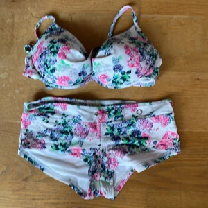 Bikini från rönnisch storlek medium  - Fin och bekväm bikini från rönnisch storlek medium, använd några gånger.