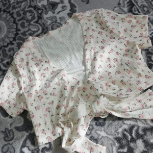 *HELT NY OANVÄND* sommartopp  - Ny sommartopp i storlek S. Mjukt material som är otroligt stretchigt!  Kan fixa fler bilder😊  Kan skickas!😊